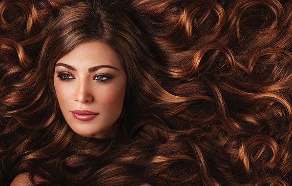 Perché è utile assumere integratori per capelli in autunno