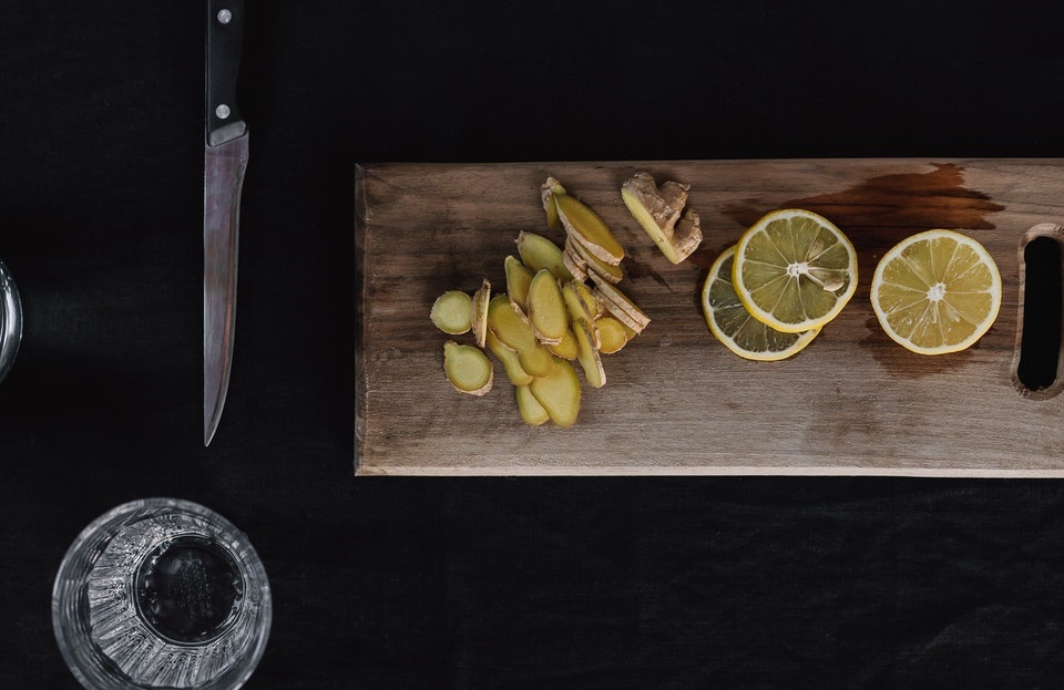 Tisane limone e zenzero: benefici, quando berla e come prepararla